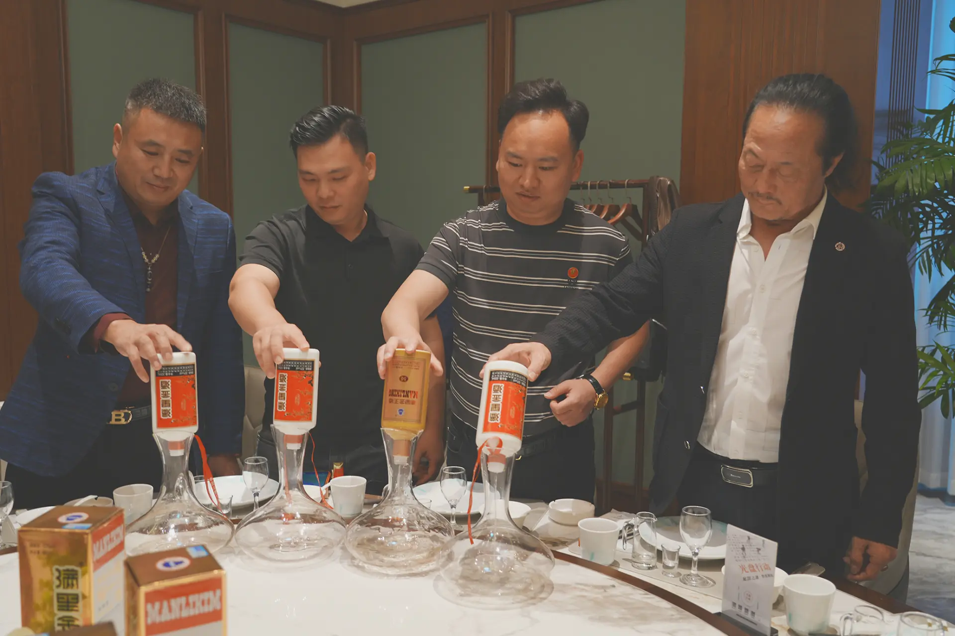 千里赴约，四瓶同开；哈达一献，情义全在酒里